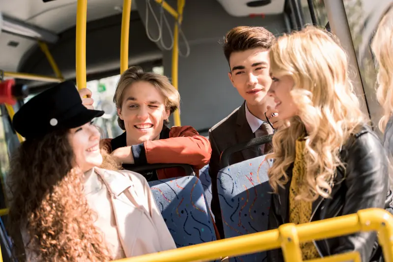 Ungdomar som sitter och pratar på en buss
